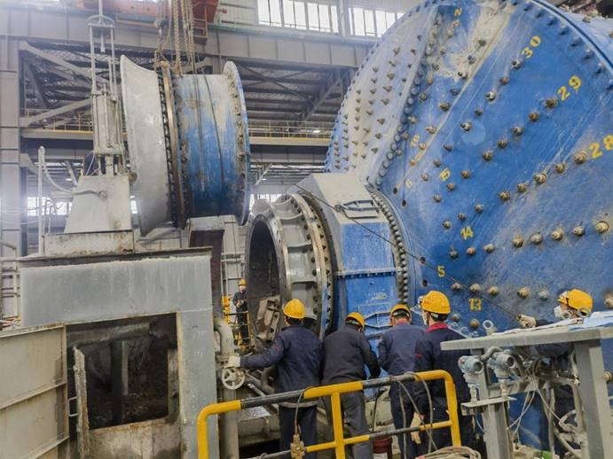 安装公司顺利完成庐江矿业半自磨出料衬套更换