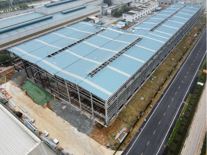 铜基铜杆项目2#工序厂房屋面瓦安装完成